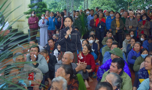 Người dân tại chùa Yên Mã trình bày bài hát chào mừng các thành viên trong đoàn