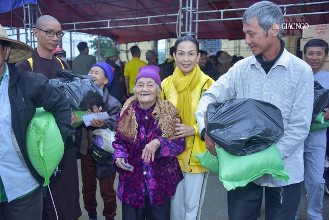 Bà Ngủ (81 tuổi) vui mừng khi nhận quà tại chùa Hương Sơn