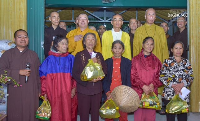 Người dân H.Quảng Trạch nhận quà từ chư tôn đức