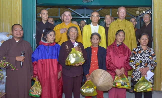 Người dân H.Quảng Trạch nhận quà từ chư tôn đức