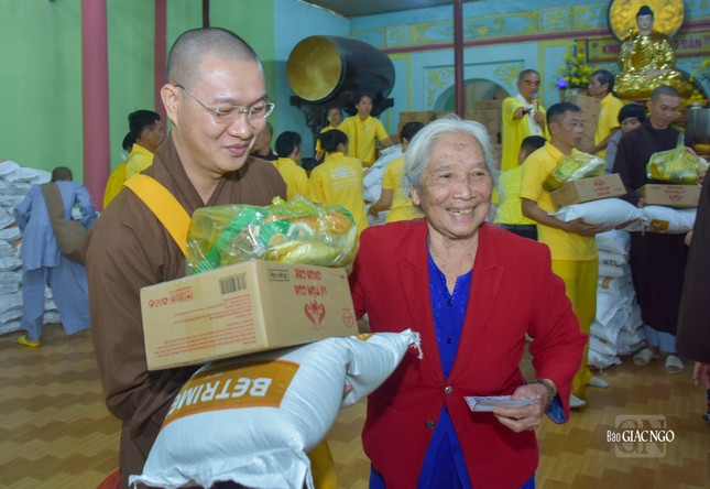 Niềm vui trên khuôn mặt người nhận