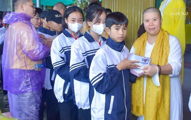 Trao 400 phần quà yêu thương đến người dân H.Quảng Trạch