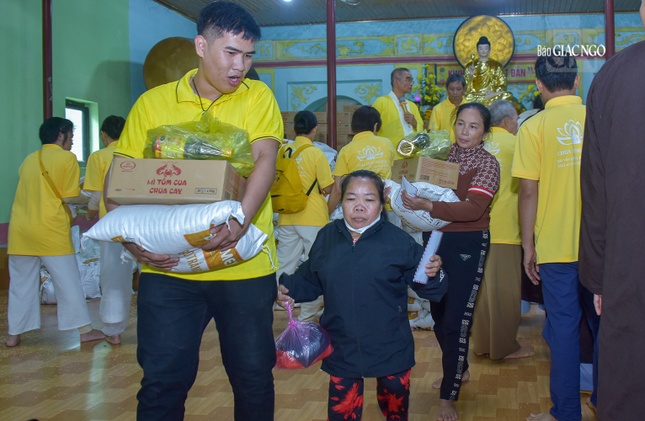 Trao quà tại chùa Yên Quốc