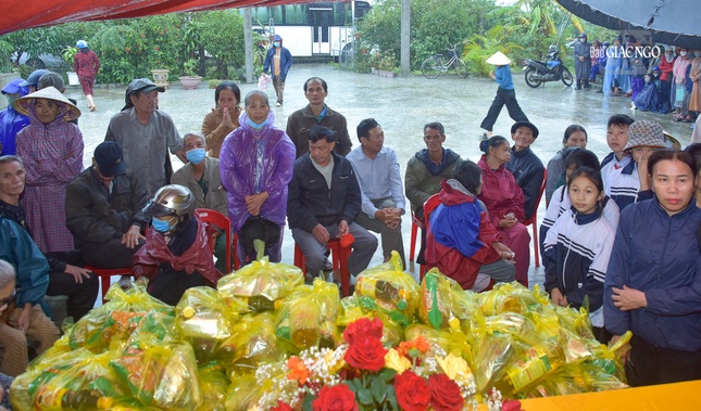 Người dân trên địa bàn H.Quảng Trạch ngồi chờ nhận quà dưới trời mưa lớn