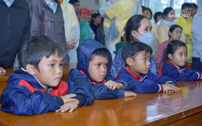 Các em thiếu nhi trật tự tham dự buổi lễ