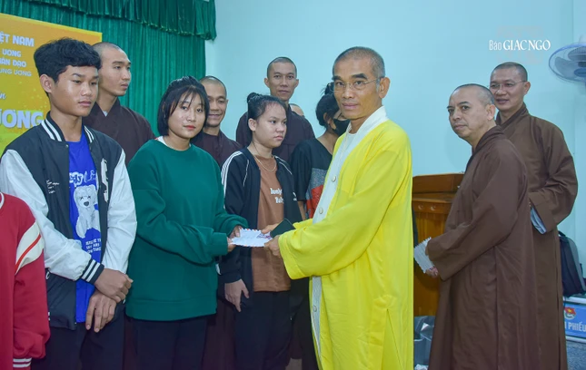 Các em học sinh Trường Dân tộc nội trú ĐaKrông nhận quà từ Thượng tọa Thích Tuệ Hải