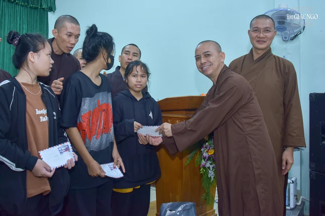 Đại đức Thích Từ Luận, Phó ban Trị sự GHPGVN tỉnh Quảng Trị, Trưởng ban Trị sự Phật giáo H.Hướng Hóa trao quà đến các em học sinh