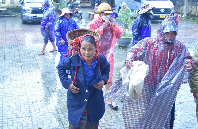 Người dân xã Hướng Việt đội mưa đến nhận quà