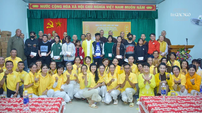 Chương trình từ thiện "Mãi yêu thương" trao tặng 1.000 phần quà với tổng giá trị 1,1 tỷ đồng đến các em học sinh, bà con có hoàn cảnh khó khăn, ảnh hưởng bởi lũ lụt trên địa bàn tỉnh Quảng Trị