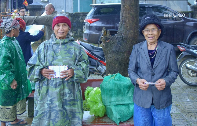 2 chị em bà Rum và Lào vui mừng với số tiền nhận được