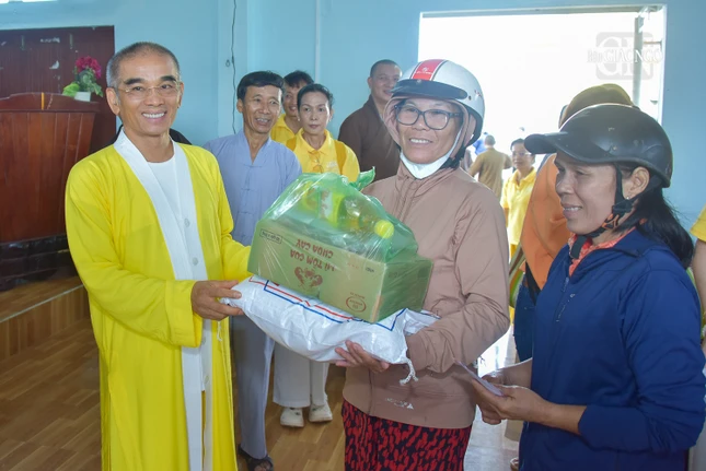 Niềm vui của người dân khi nhận những món quà ý nghĩa