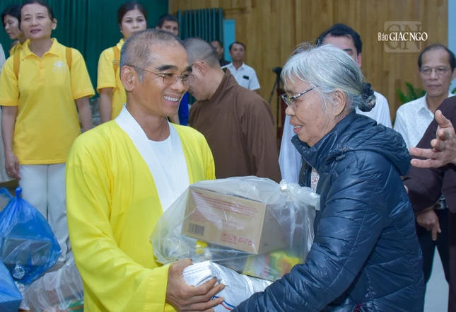 Một cụ già nhận quà