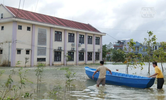 Xã Quảng Thành, H.Quảng Điền vẫn còn ngập sâu nên các thành viên trong đoàn phải sử dụng thuyền để di chuyển