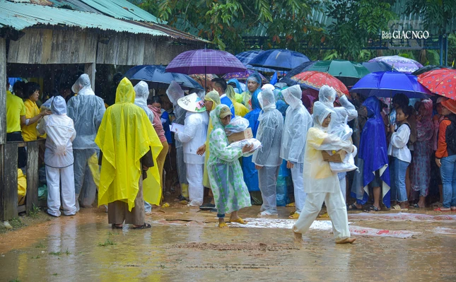 Các tình nguyện viên hỗ trợ người dân nhận quà