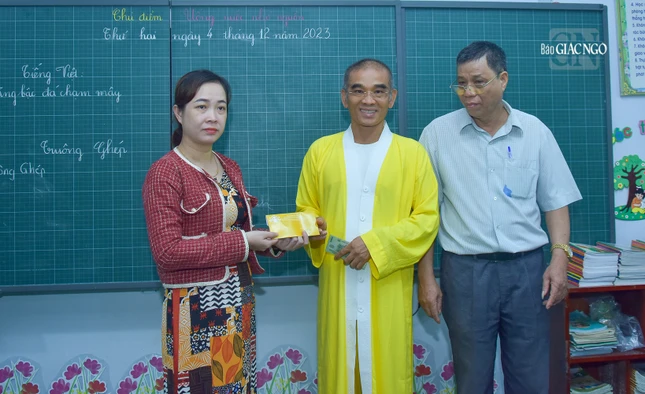 Đoàn cũng trao tặng 45 phần quà đến các giáo viên nơi đây