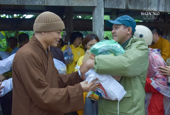 Trao tặng 800 phần quà đến người dân xã Trà Bui