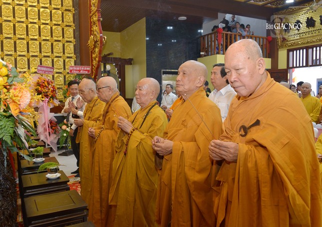 Chư tôn đức dâng hương Chư tôn đức dâng hương