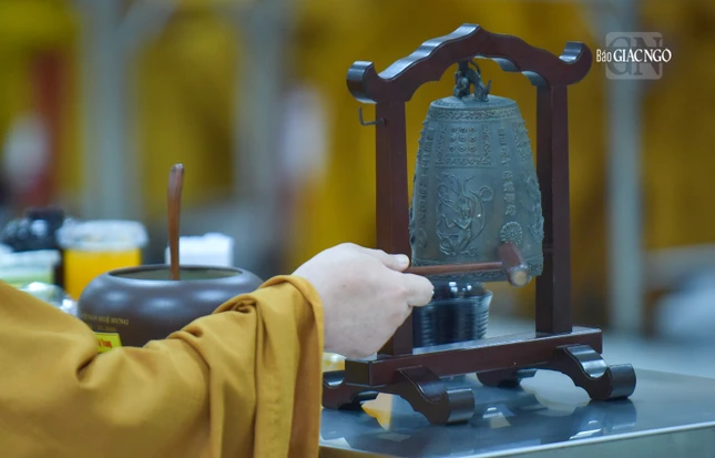 Đại chúng hòa hợp, chú tâm theo tiếng kiền chùy hướng dẫn