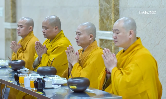 ...và tăng trưởng uy đức Tăng đoàn