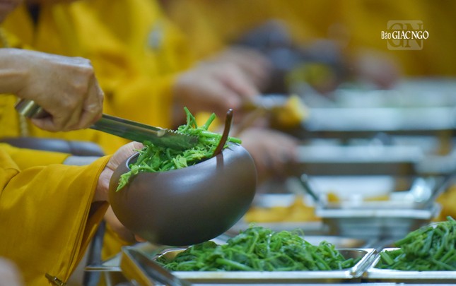 Thức ăn phần lớn là các loại rau xanh, đảm bảo sức khỏe cho các hành giả