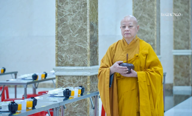 Hòa thượng Thích Lệ Trang tiến vào trai đường sau khi nhận phần thức ăn của mình