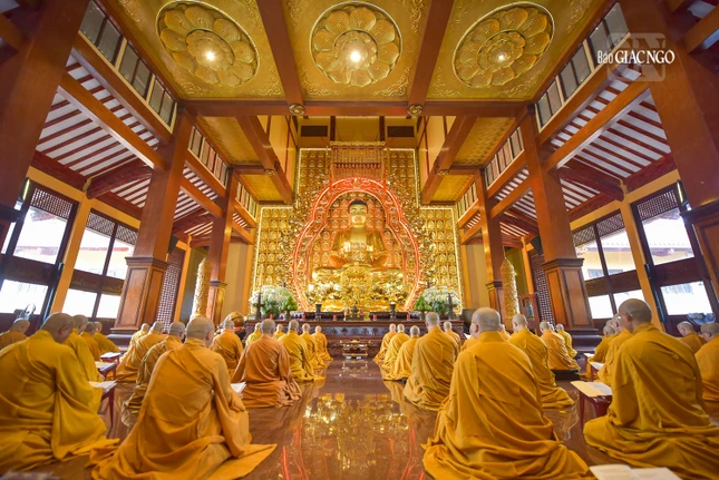 Đại chúng hòa âm tụng kinh trước tôn tượng Đức Phật tại Việt Nam Quốc Tự