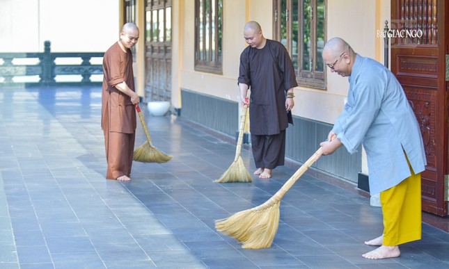Các hành giả đang chấp tác khu vực bên ngoài chánh điện