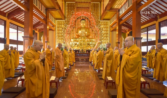 14 giờ hàng ngày, các hành giả vân tập về chánh điện thực hiện khóa lễ sám hối