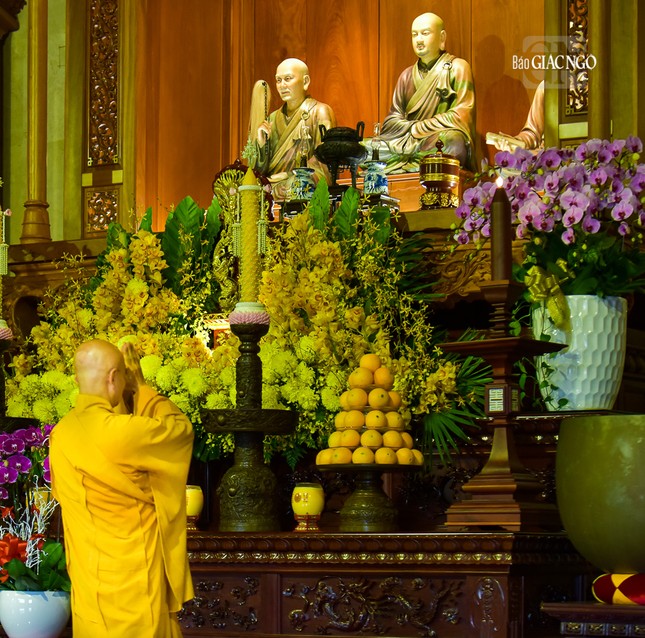 Hình ảnh Thượng tọa Thích Thiện Quý đảnh lễ chư vị Tổ sư tại Tổ đường Việt Nam Quốc Tự