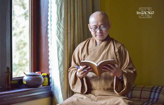 Thượng tọa Thích Lệ Thọ, Phó Trưởng ban Giáo dục Phật giáo GHPGVN TP.HCM đọc sách mỗi lúc có thời gian