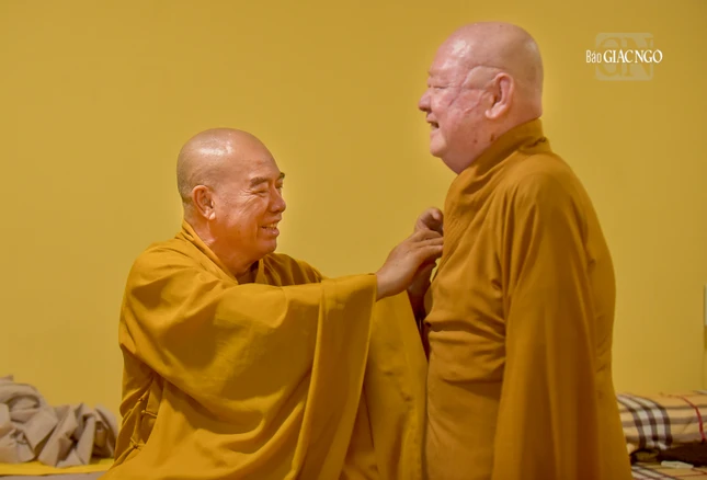 Khoảnh khắc Hòa thượng Thích Nhựt Hỷ giúp Hòa thượng Thích Duy Trấn chỉnh lại y áo trước khi bước vào thời khóa tu tập cùng đại chúng