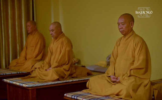 Chư vị Hòa thượng, Thượng tọa đang tĩnh tọa tại liêu phòng