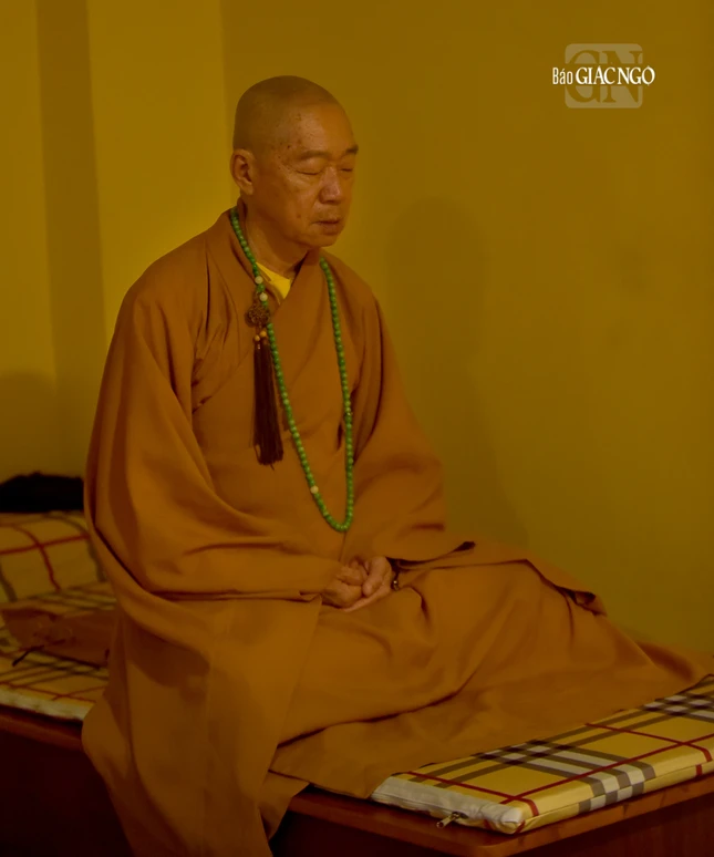 Hòa thượng Thích Hiển Đức, Trưởng ban Pháp chế GHPGVN TP.HCM đang tĩnh tọa tại liêu phòng. Thời khóa này thì các hành giả thực hiện tại liêu phòng của mình