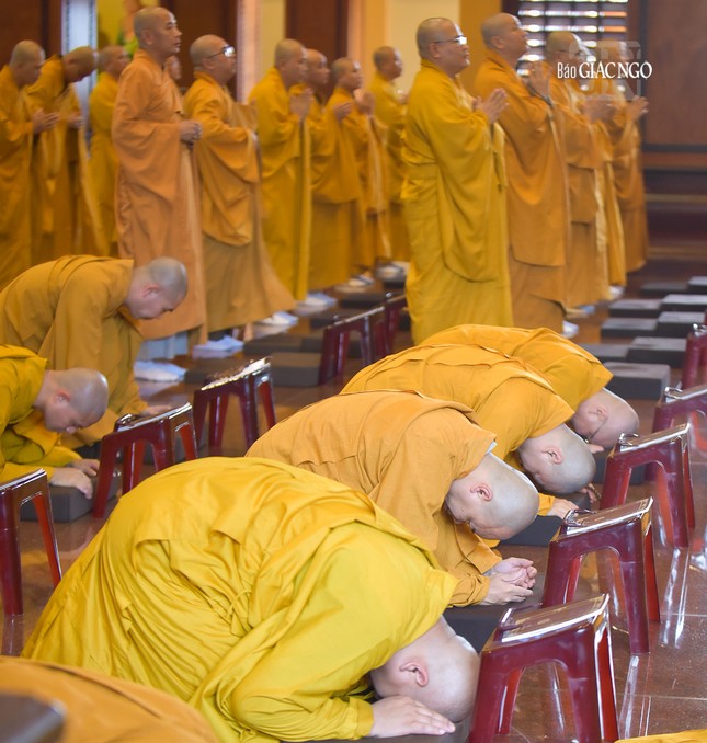 Sau khi vị chủ lễ xướng các danh hiệu Đức Phật và Bồ-tát, đại chúng lạy xuống một lạy theo tiếng chuông gia trì sau mỗi danh hiệu