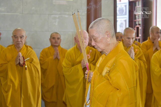 Đại lão Hòa thượng Thích Trí Quảng niêm hương