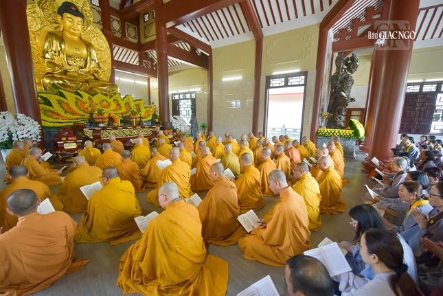 Chư Tăng và Phật tử đạo tràng Pháp Hoa tụng kinh Pháp hoa bổn môn