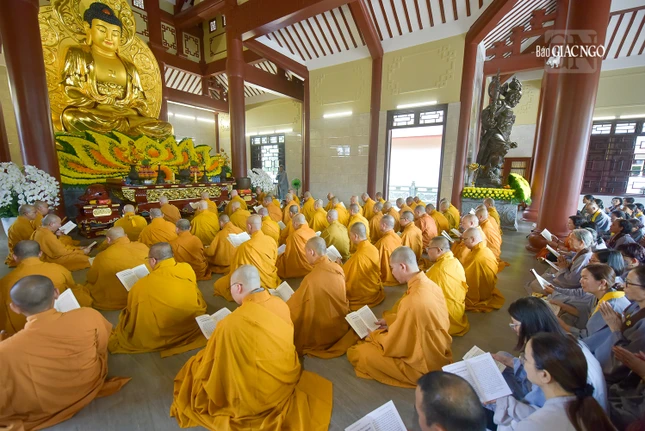 Chư Tăng và Phật tử đạo tràng Pháp Hoa tụng kinh Pháp hoa bổn môn