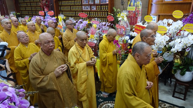 Chư tôn đức dâng hương tưởng niệm - Ảnh: Chùa Pháp Võ