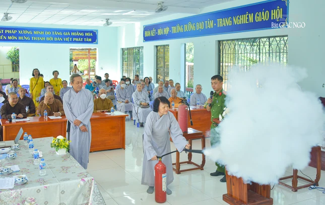 Phật tử thực hành các biện pháp phòng cháy chữa cháy