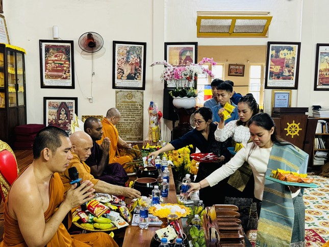 Đặt bát cúng dường Đặt bát cúng dường