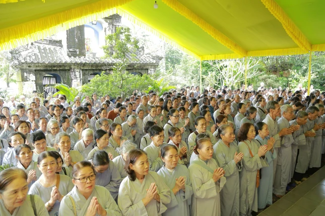 Phật tử các nơi về tham dự