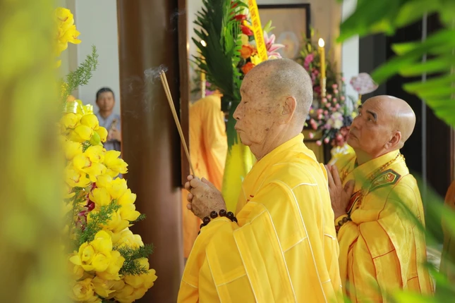 Trưởng lão Hoà thượng Thích Lưu Hoà thắp hương tưởng niệm