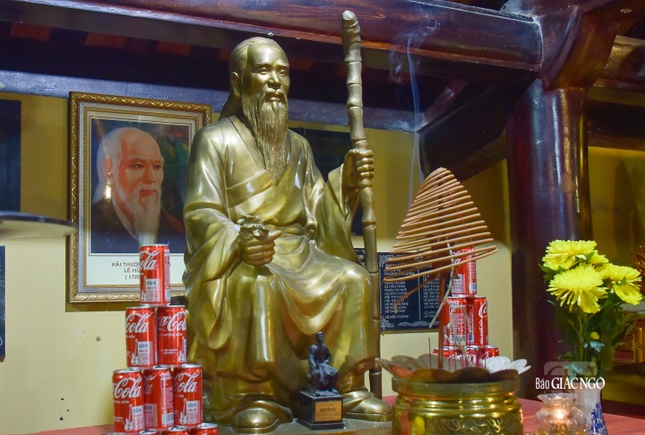 Đây cũng là nơi thờ bức tượng danh y Hải Thượng Lãn Ông Lê Hữu Trác