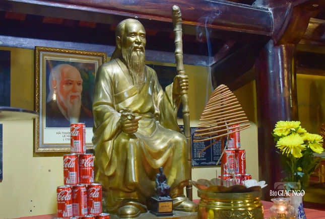 Đây cũng là nơi thờ bức tượng danh y Hải Thượng Lãn Ông Lê Hữu Trác