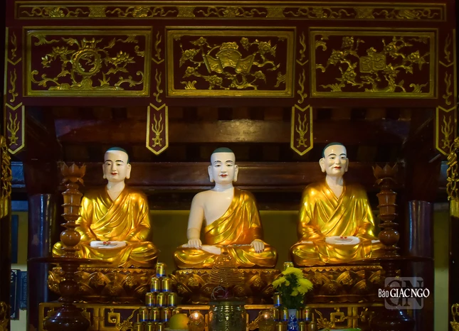 Chư vị Tổ sư được thờ tại nhà Tổ phía sau