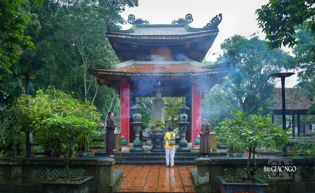 Năm Tự Đức thứ 23 (1880), Thiền sư Thích Quảng Vận đã sửa chữa bổ sung thượng điện, kiến thiết nhà Tổ, làm nhà khách, lát sân, xây bể, lập vườn cây ăn quả. Đầu thế kỷ XX, Thiền sư Thích Nhuận Du quy tập, xây cất vườn tháp mộ