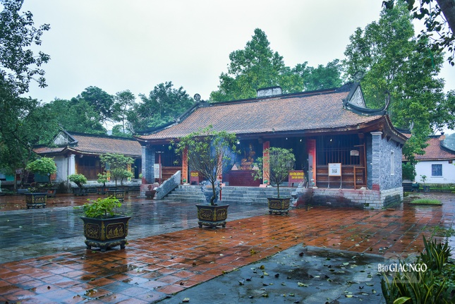 Chùa nằm sát tả ngạn sông Ngàn Phố, phía sau chùa là dãy núi Voi trùng điệp nên được đặt tên là Tượng Sơn tự. Cũng theo nhiều người dân nơi đây thì chùa còn có tên gọi khác là chùa Hầm Hầm (Ầm Ầm) vì ngay bên chùa có khe suối bắt nguồn từ dãy Đại Huệ, băng qua ghềnh đá, ngày đêm nước chảy ầm ầm