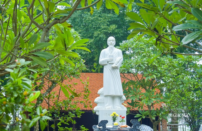 Tượng danh y Hải Thượng Lãn Ông trong khuôn viên chùa Tượng Sơn