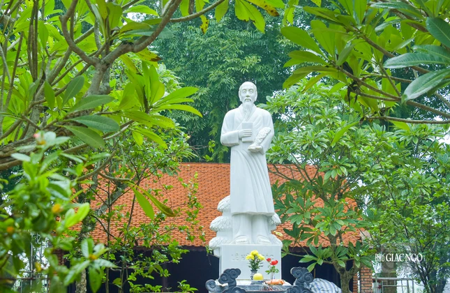 Tượng danh y Hải Thượng Lãn Ông trong khuôn viên chùa Tượng Sơn