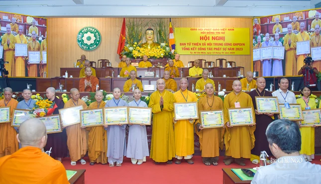 Ban Từ thiện Xã hội T.Ư tặng bằng tuyên dương công đức đến cá nhân có nhiều đóng góp cho các Phật sự của ban trong năm 2023